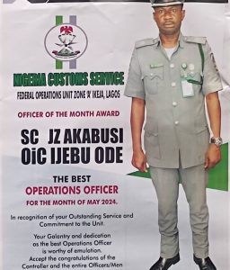 COMPT OLADEJI GIVES ‘BEST OPERATIONS OFFICER AWARD’ TO SUPT AKABUSI FOR HIS GALLANTRY