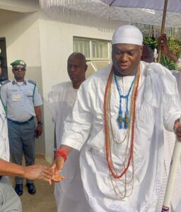 OONI OF IFE PAYS ‘SURPRISE’ VISIT TO FCT COMMAND’S COMPTROLLER OLU EMMANUEL